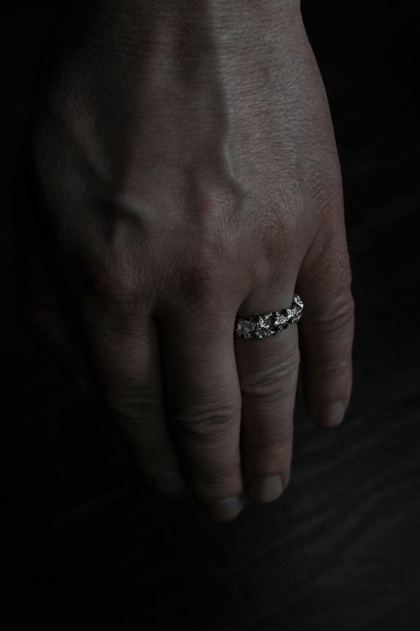 Photoshoots deep textured silver ring - Archeo ver.7 - hand