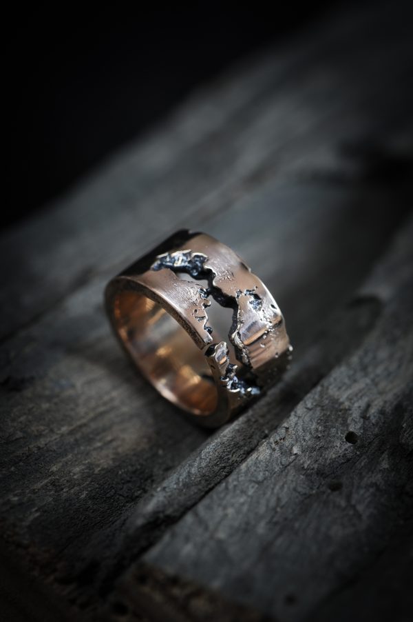 Chynky bronze ring - photoshoot.