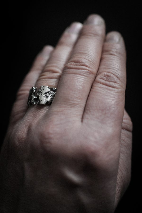 Photosoot - hand with a chunky crack silver ring
