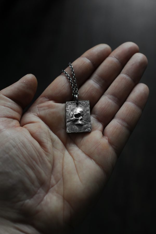 mystery skull necklace - image 1